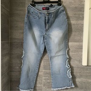 Younique Vintage Y2K Cutout Capri jeans With Frayed Trim